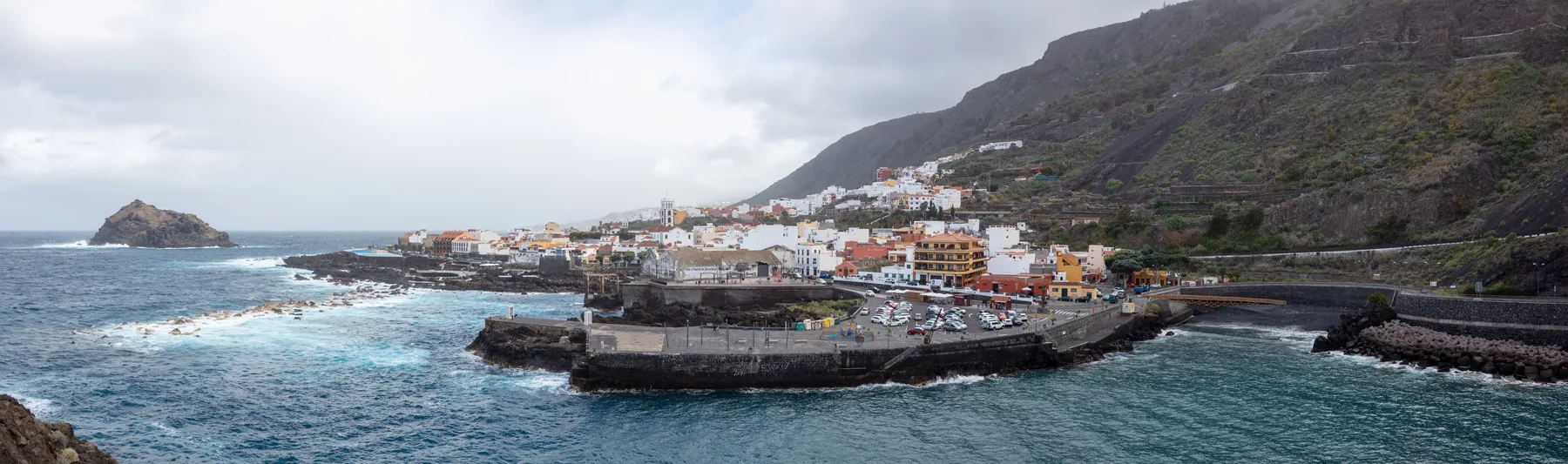 Vista panorámica de Garachico con el Roque de Garachico frente a la costa