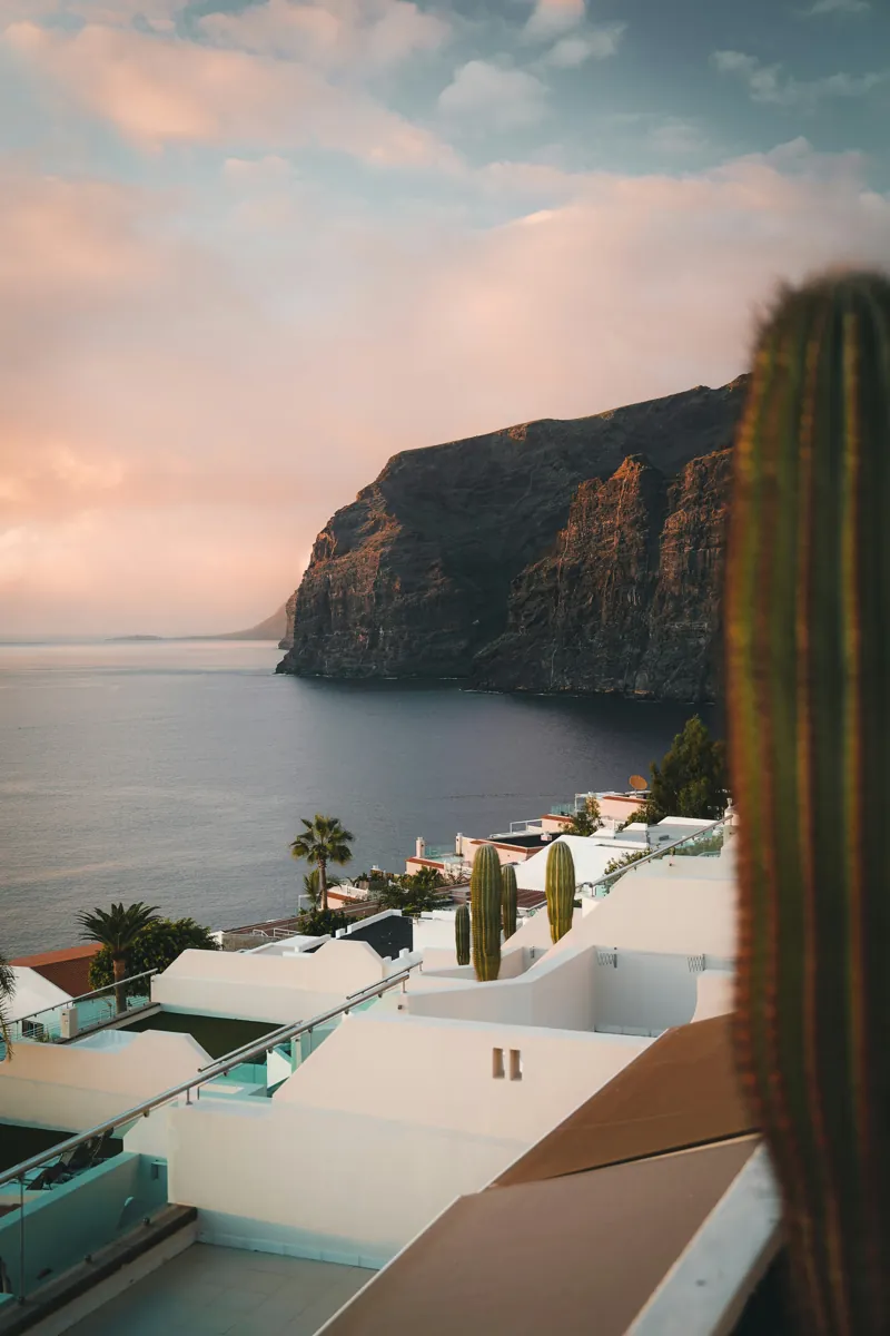 Vista de los acantilados de Los Gigantes desde altura