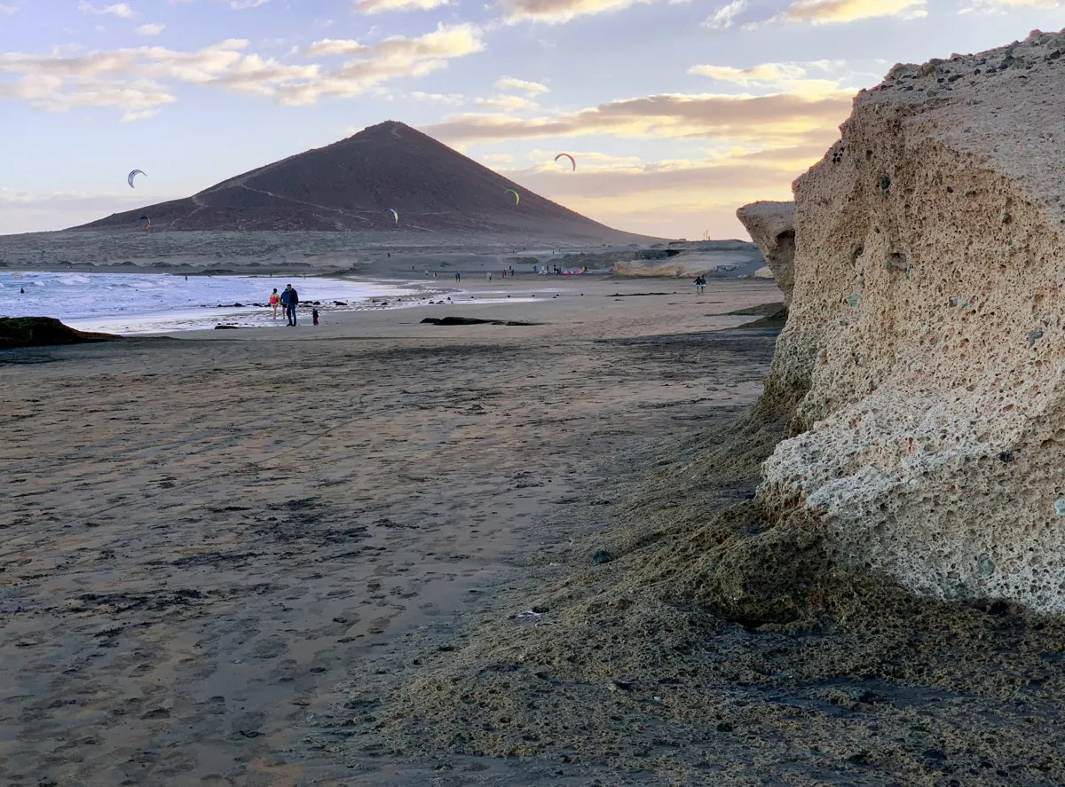 Costa de El Médano con Montaña Roja al fondo