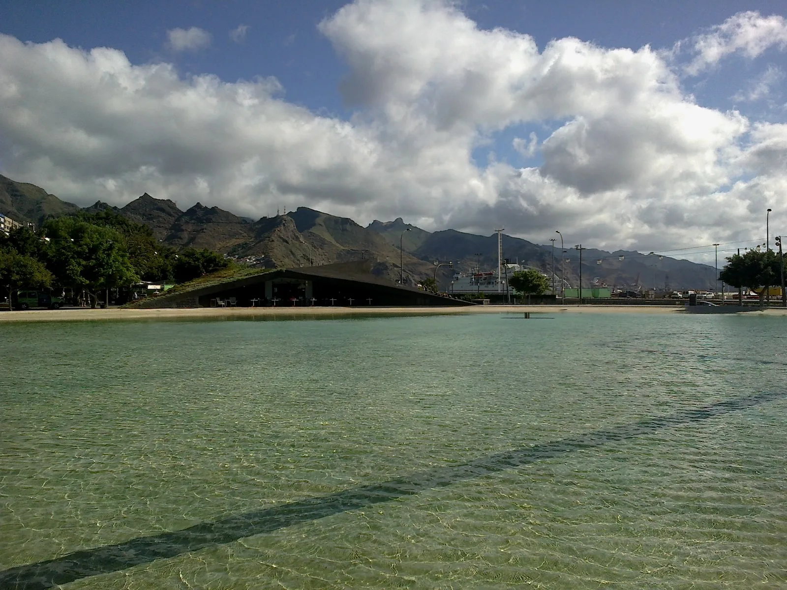 Plaza de España con su lago y el puerto de Santa Cruz de Tenerife al fondo