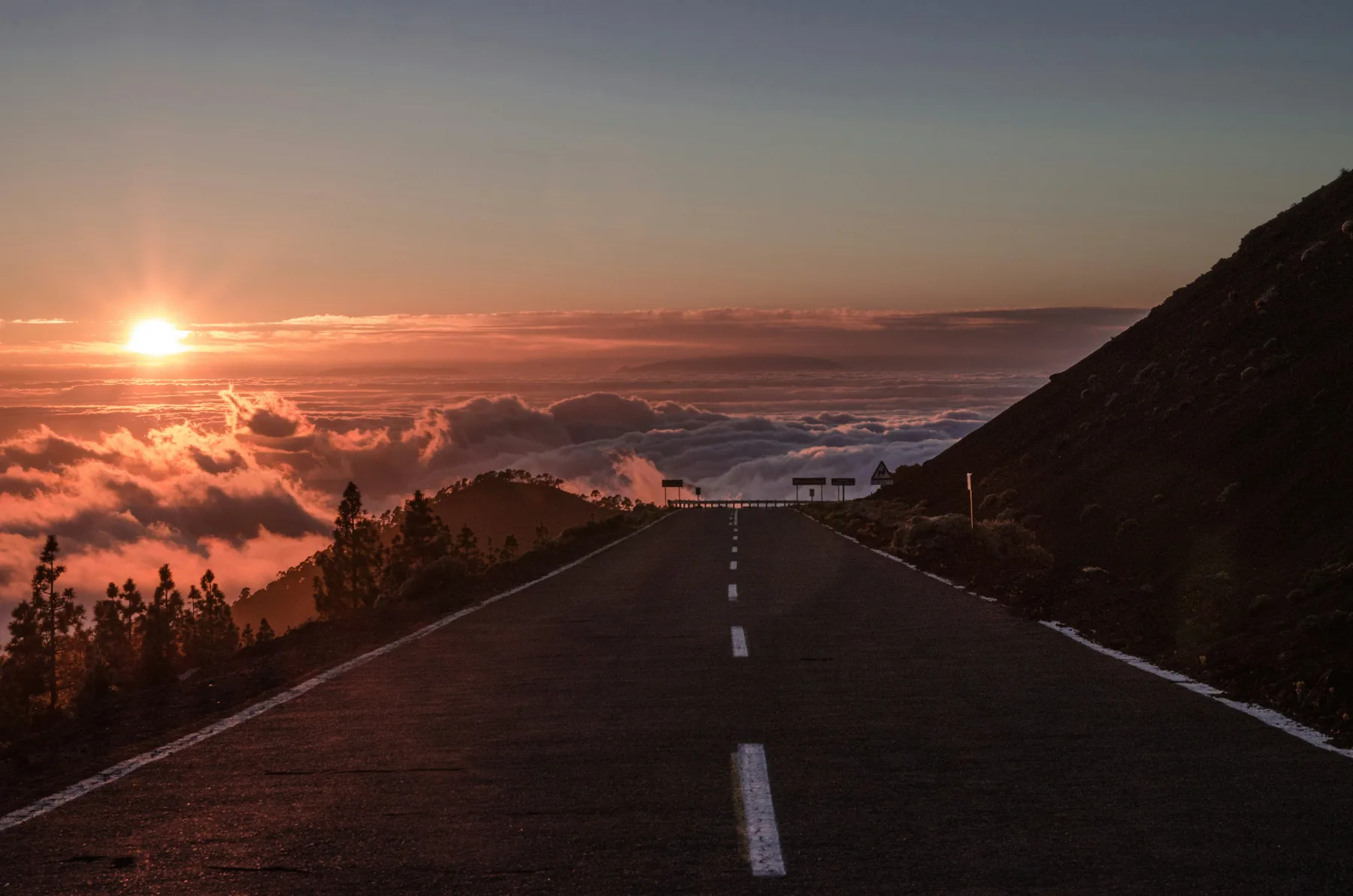 Carretera de montaña al atardecer camino del Teide