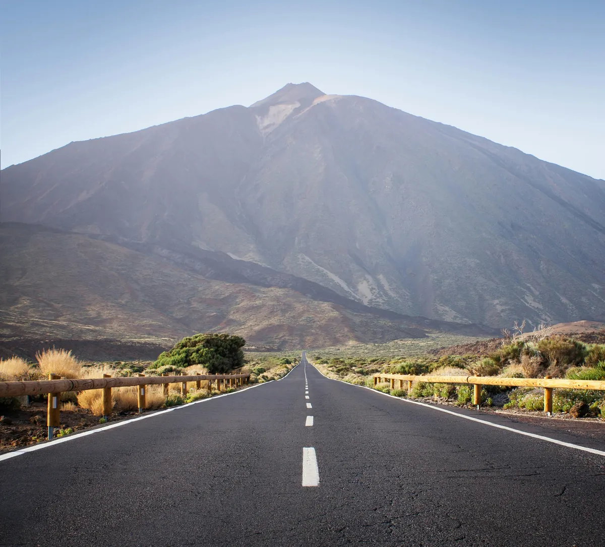 Carretera serpenteante hacia el Teide entre nubes