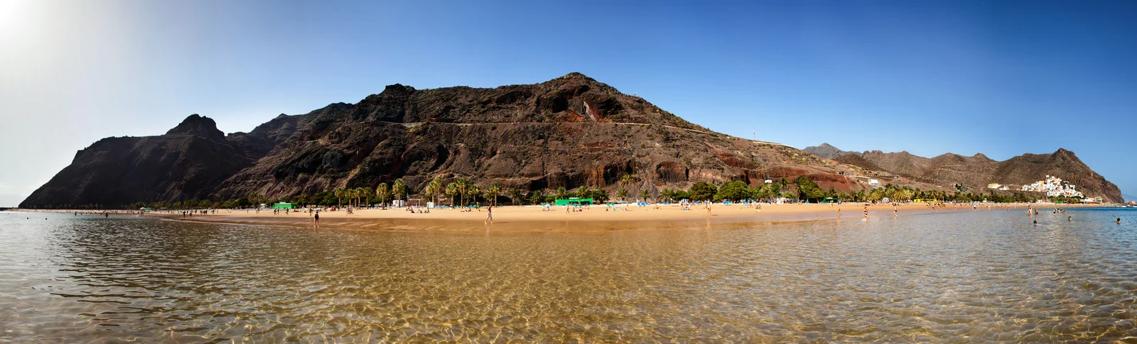 Playa de Las Teresitas con el macizo de Anaga al fondo