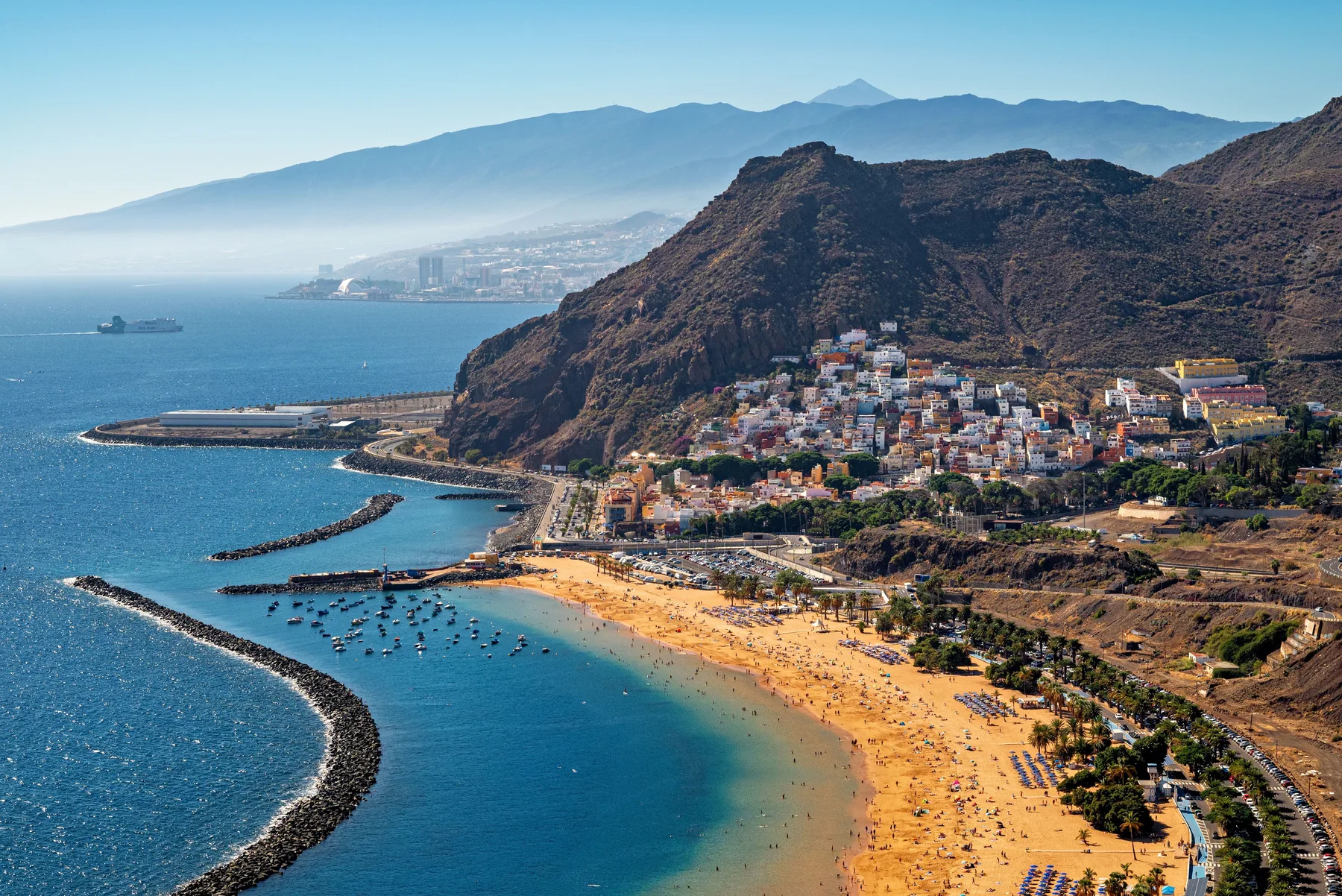 Playa de Las Teresitas con el macizo de Anaga al fondo