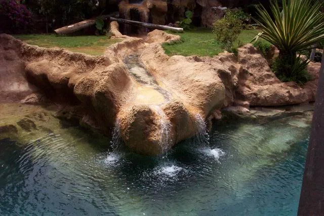 Tobogán y cascada artificial en Aqualand Costa Adeje
