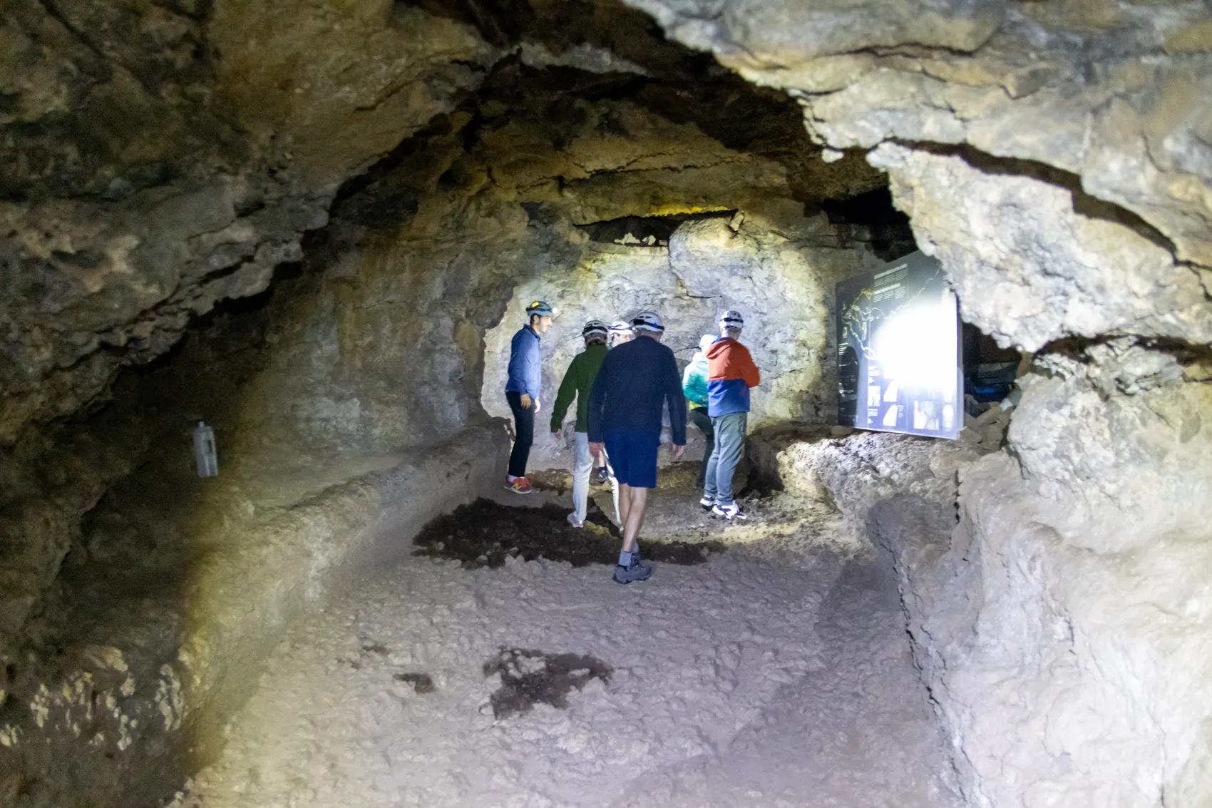 Interior de la Cueva del Viento con visitantes en la ruta guiada