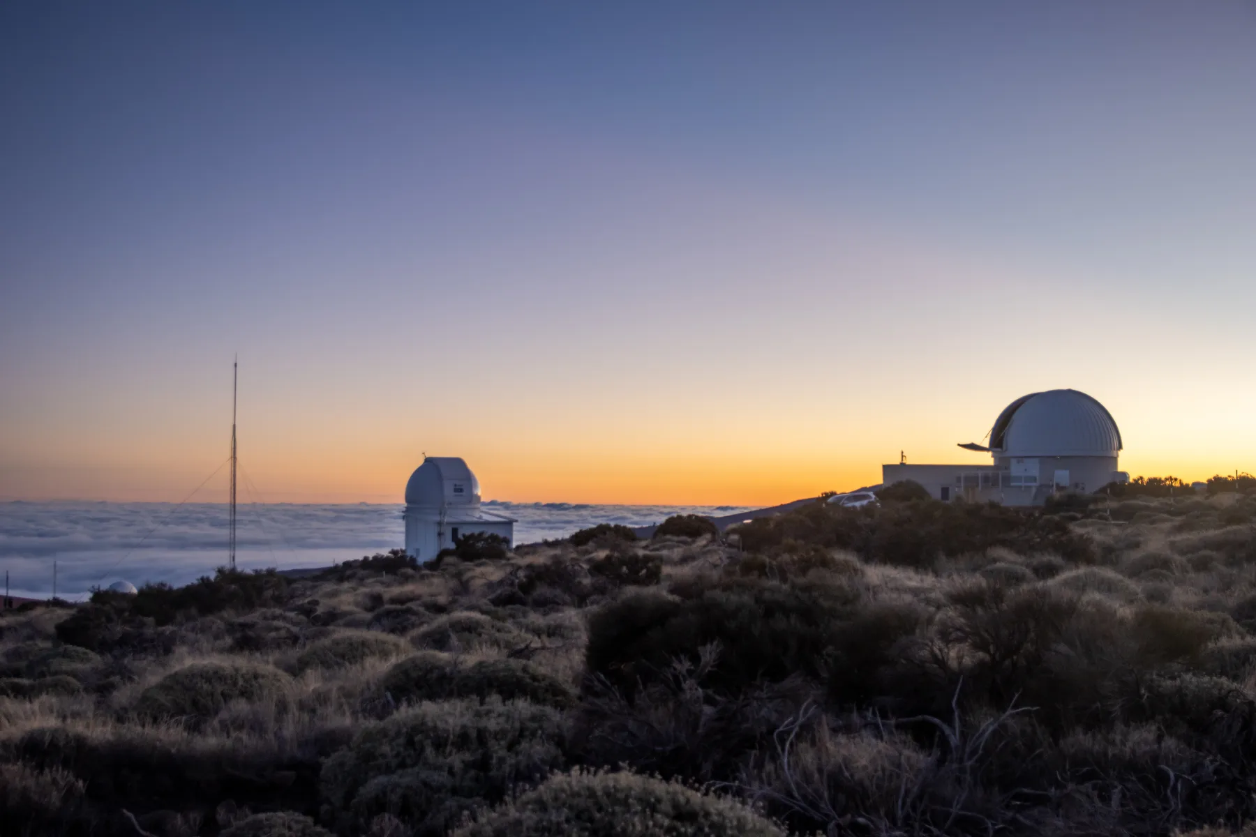 Cúpulas del Observatorio del Teide al atardecer