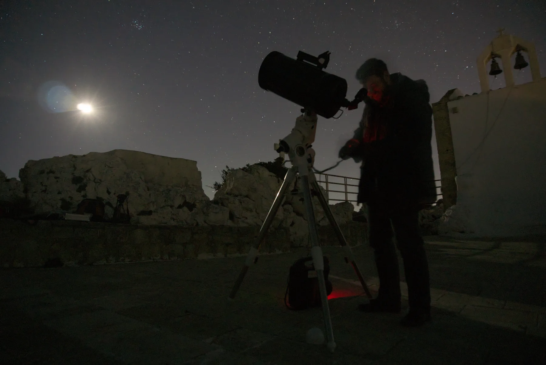 Observación de estrellas con telescopio de noche