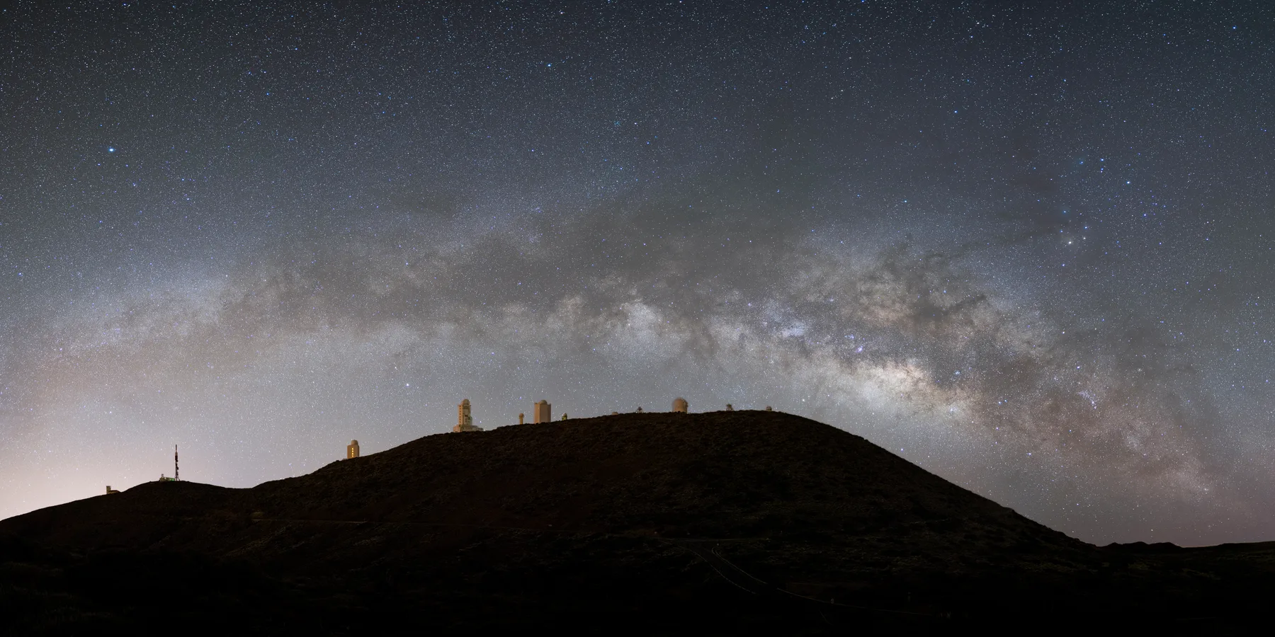 Vía Láctea sobre el Teide y las cúpulas del observatorio