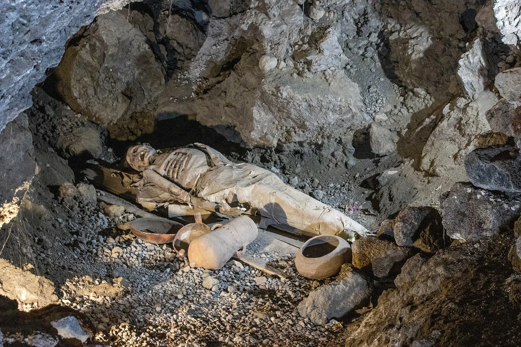 Recreación de un enterramiento guanche en la cueva del Parque del Drago