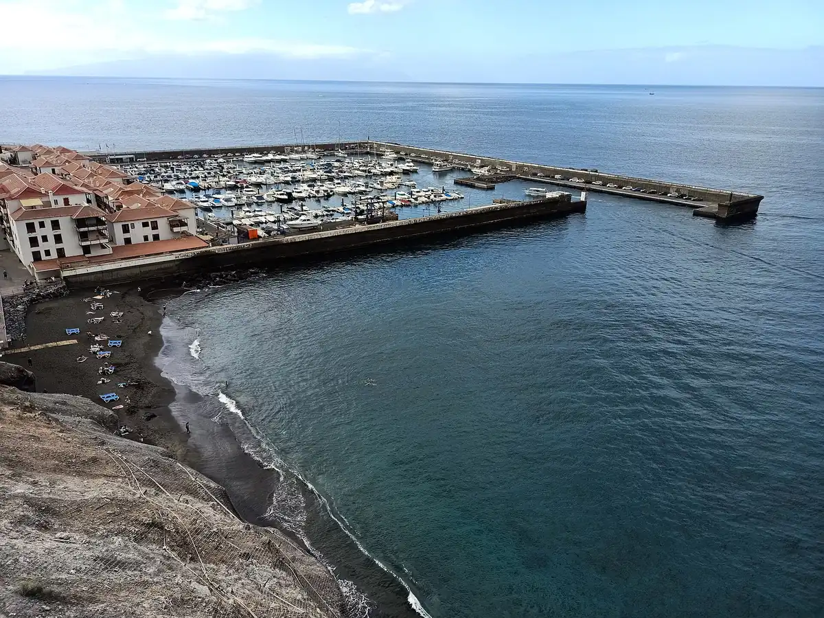 Vista desde lo alto de la playa de Los Guíos junto al dique del puerto deportivo de Los Gigantes